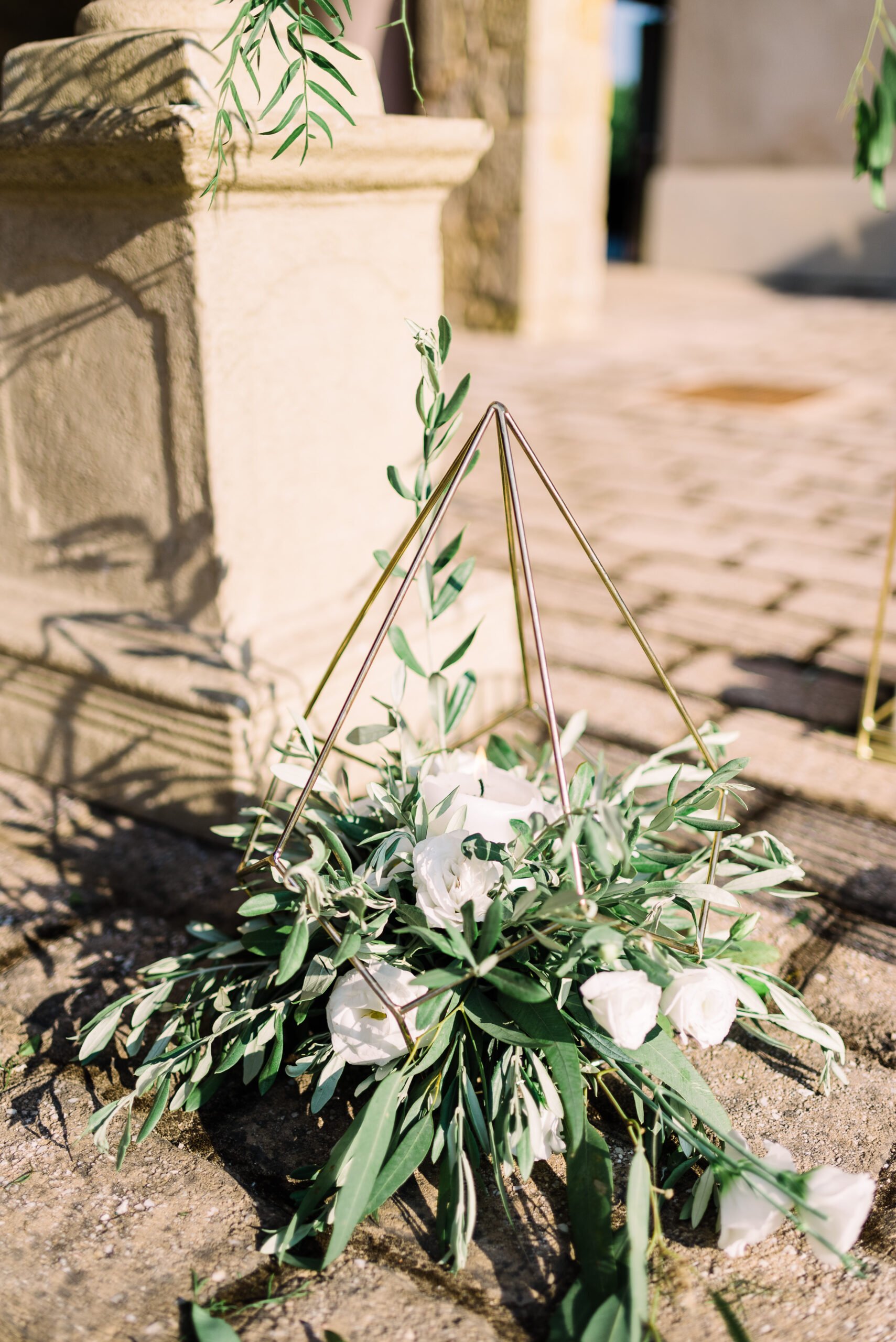 Διακόσμηση γάμου σε greenery style με ελία ευκάλυπτο και λευκά τριαντάφυλλα στο κτήμα casa e campo