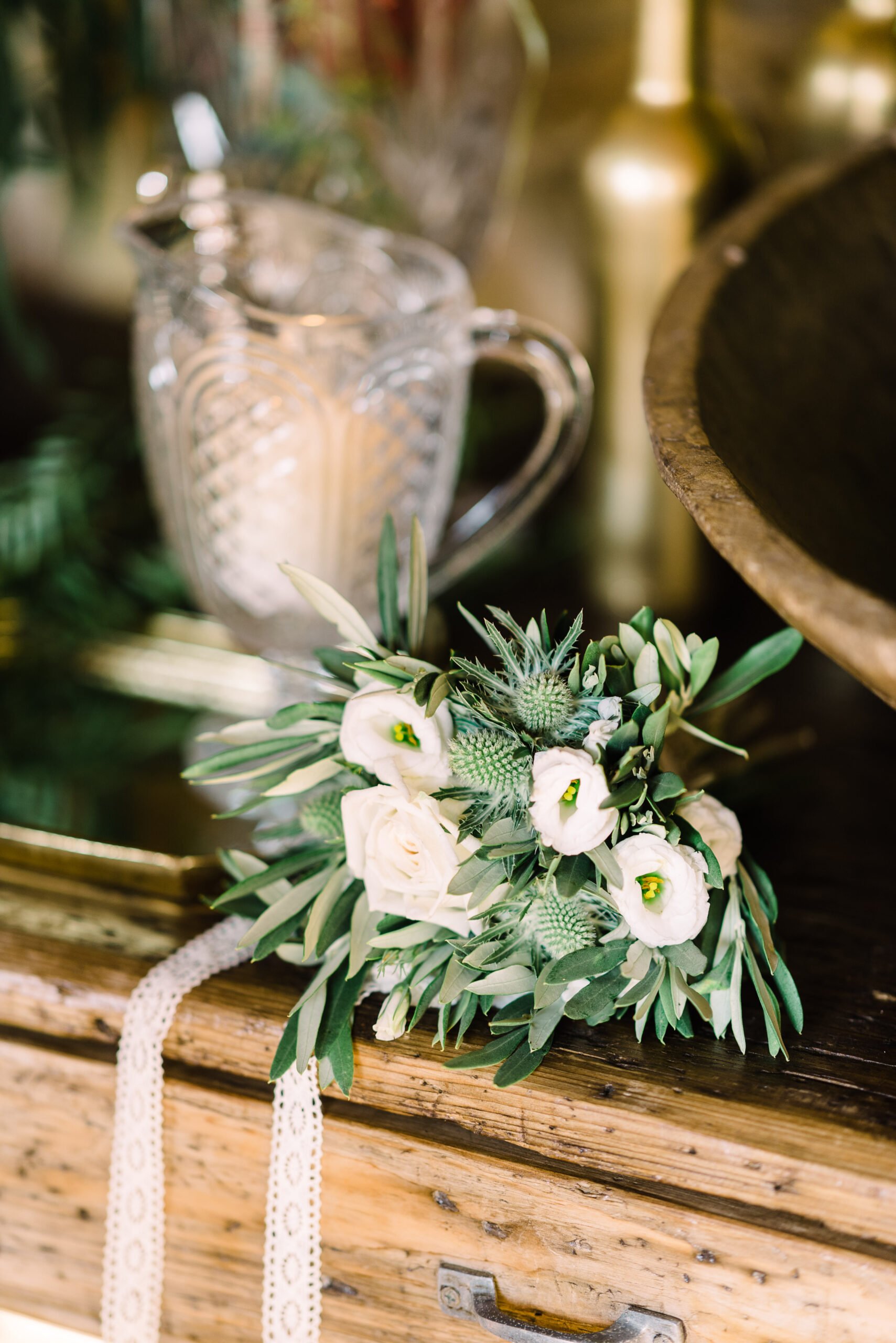 Μπουκέτο greenery style από ελιά και μικρά λευκά τραντάφυλλα σε γάμο στο casa e campo
