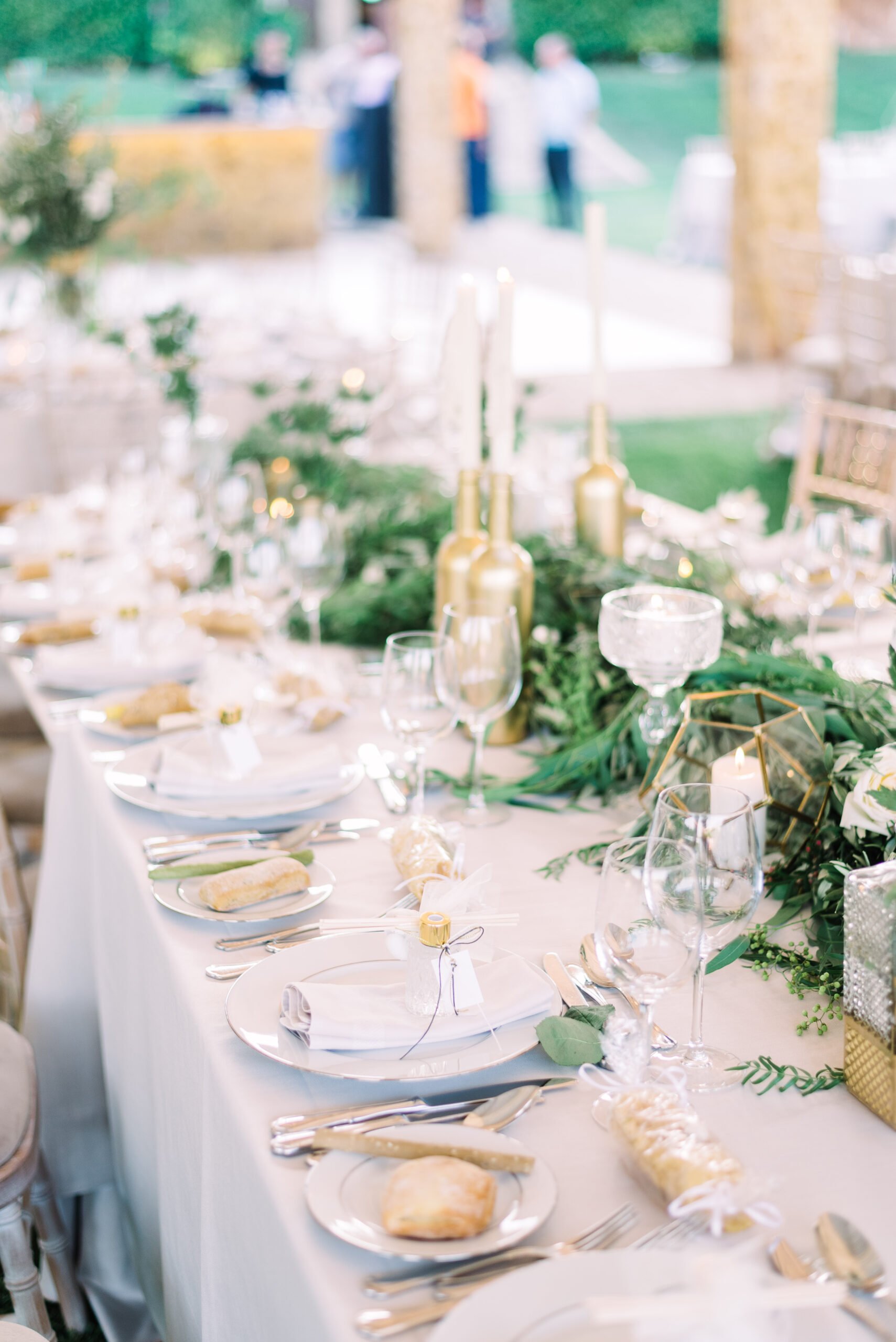 Στολισμός τραπεζιού σε γάμο centerpiece greenery wedding table trapezi gamou