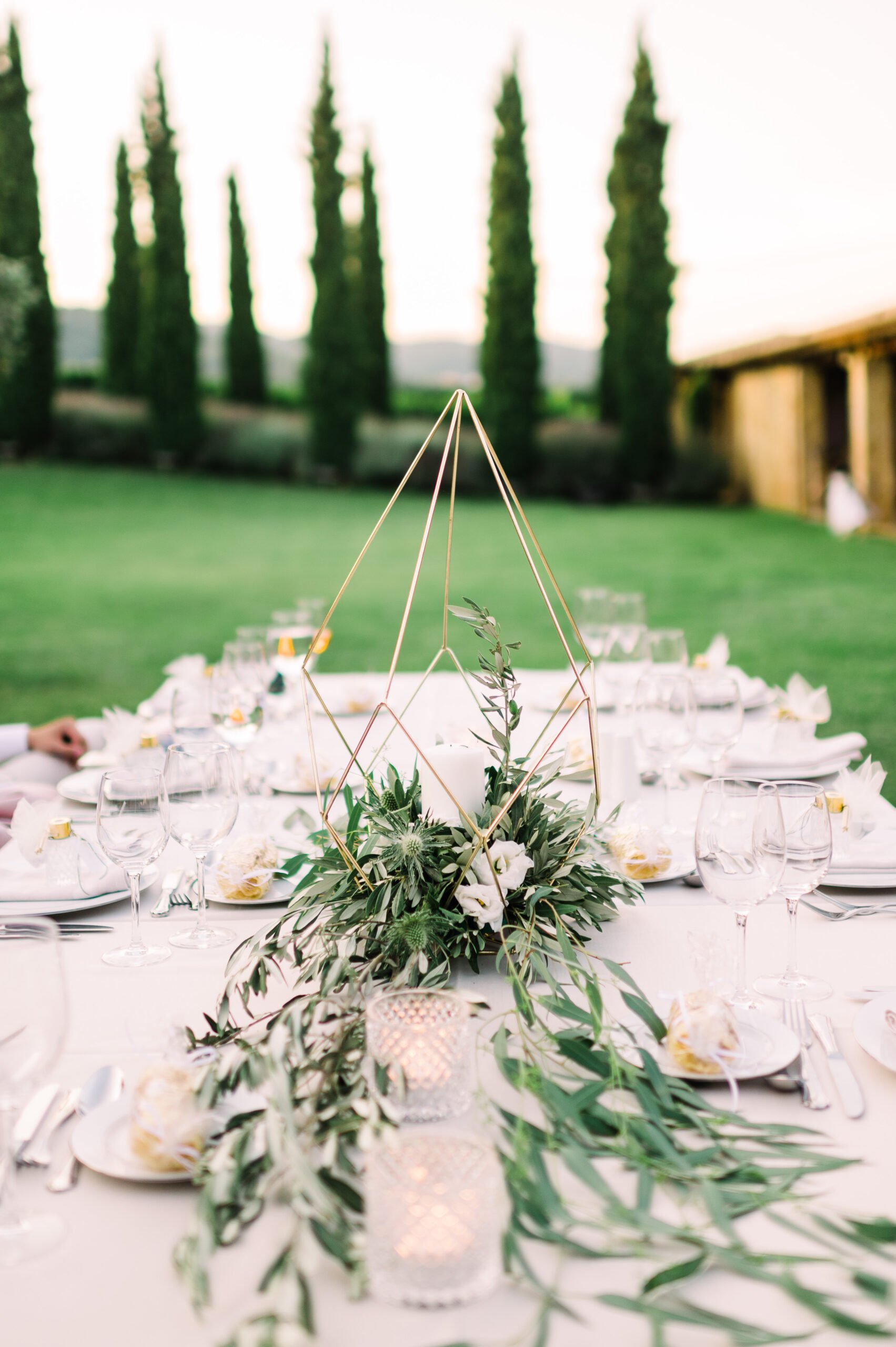 Centerpiece greenery style installation για το τραπέζι των καλεσμένων του γάμου