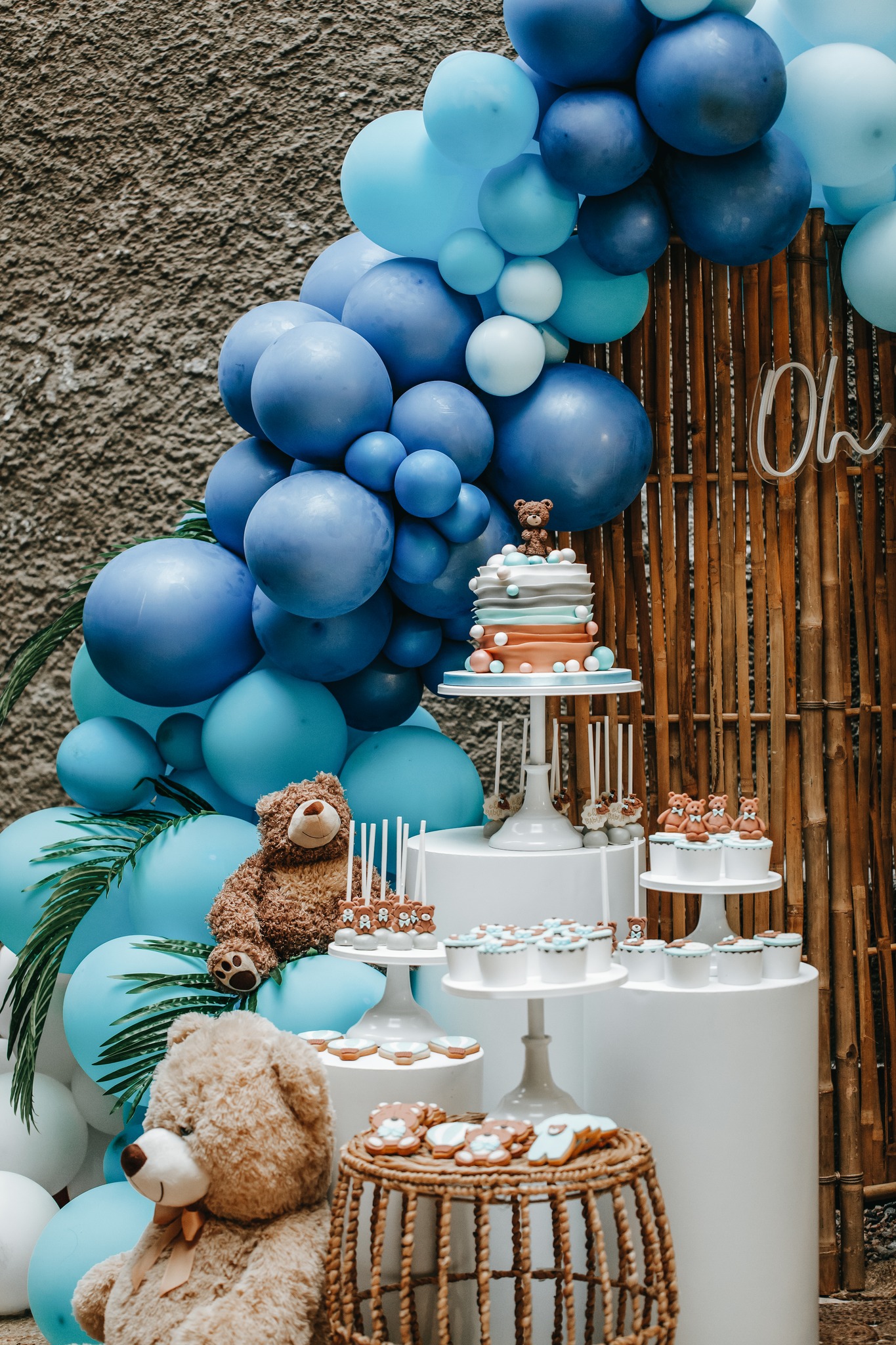 Baby Shower boy Party themed candy bar teddy bear biscuits cakepops cupcakes cake blue balloon arch θεματικό πάρτυ αρκουδάκι με αψίδα μπλε μπαλόνια