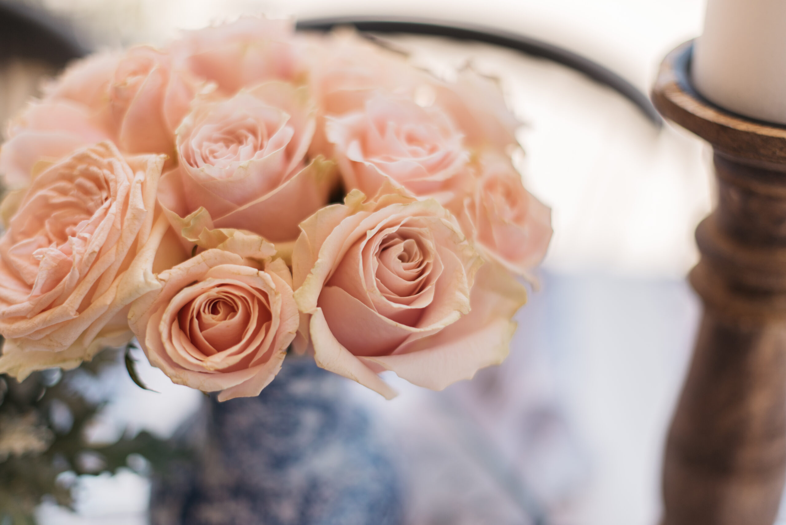 Ροζ τριαντάφυλλα σε μπλε βάζα πορσελάνης porcelain blue vases for centerpiece with pink roses