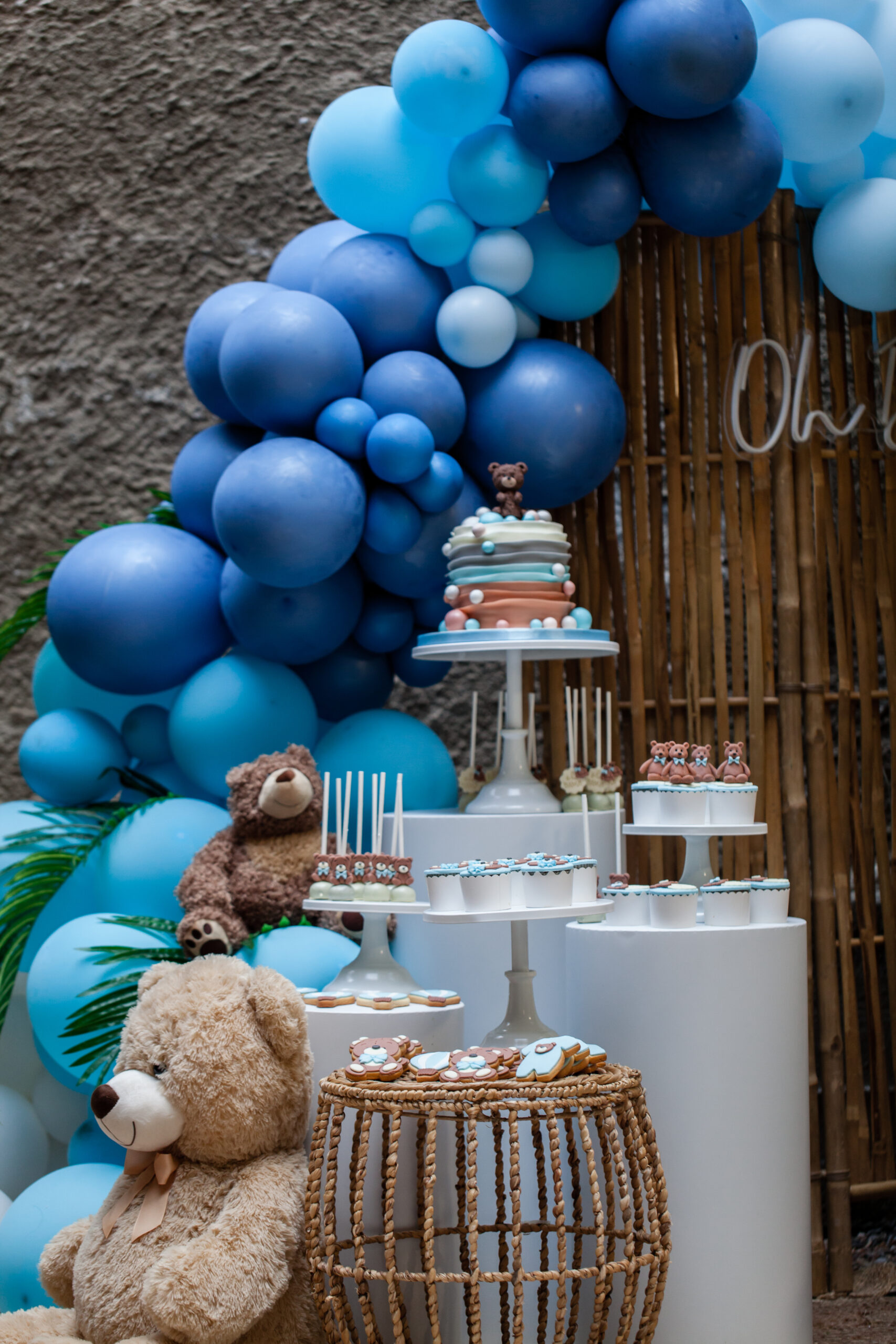 Baby Shower boy Party themed candy bar teddy bear biscuits cakepops cupcakes cake blue balloon arch θεματικό πάρτυ αρκουδάκι με αψίδα μπλε μπαλόνια